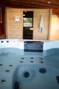 Jakuzzi és szauna a Barbi-tó Vendégház wellness részlegében