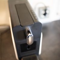 Kényelmes reggelek friss kávéval a tóparti apartmanban. Modern kapszulás kávéfőző a Barbi-tó Vendégház felszerelt konyhájában