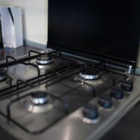 Teljesen felszerelt konyha a kényelmes tóparti pihenéshez. Modern gáztűzhely és felszerelt konyha a Barbi-tó Vendégház apartmanjában