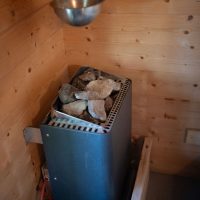 Wellness élmény és feltöltődés a tóparti finn szaunában. Finn szauna kályhával a Barbi-tó Vendégház wellness részlegében