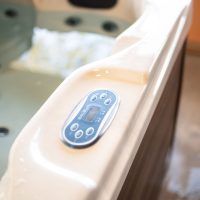 Pihenés és feltöltődés a tóparti jacuzzi kényelmében. Modern kültéri jacuzzi a Barbi-tó Vendégház wellness részlegén