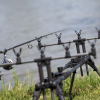 Nyugodt horgászat természetközeli környezetben a Barbi-tónál. Horgászbotok és felszerelés a Barbi-tó Vendégház tópartján Kiskőrösön