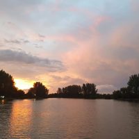 Lenyűgöző esti panoráma a Barbi-tó Vendégház tavánál. Naplemente a Barbi-tó Vendégház taván Kiskőrösön
