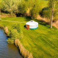 Különleges jurta a tópart mellett, nyugodt és természetközeli környezetben. Jurta a tóparton természetközeli környezetben Kiskőrösön