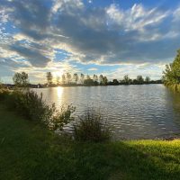 Esti nyugalom és természetközeli panoráma a Barbi-tónál. Naplementés tóparti panoráma a Barbi-tó Vendégház saját tavánál Kiskőrösön