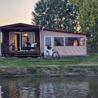 Kávé a teraszon, pár lépésre a vízparttól