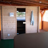 Pihenés és feltöltődés a tóparti wellness részlegen. Jakuzzi és szauna a Barbi-tó Vendégház wellness részlegében