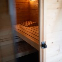Meghitt wellness élmény finn szaunával a tópart mellett. Finn szauna a Barbi-tó Vendégház wellness részlegében Kiskőrösön