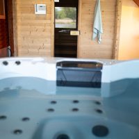 Tóparti wellness jakuzzival és szaunával Kiskőrösön. Jakuzzi és szauna a Barbi-tó Vendégház wellness részlegében