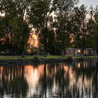 A tó tükrében visszaverődő naplemente különleges hangulatot teremt a vendégház környezetében. Naplementés tóparti panoráma a Barbi-tó Vendégháznál Kiskőrösön